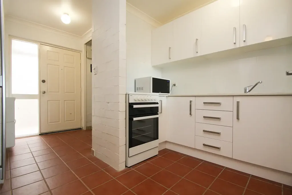 STUNNING APARTMENT IN THE HEART OF VIC PARK!