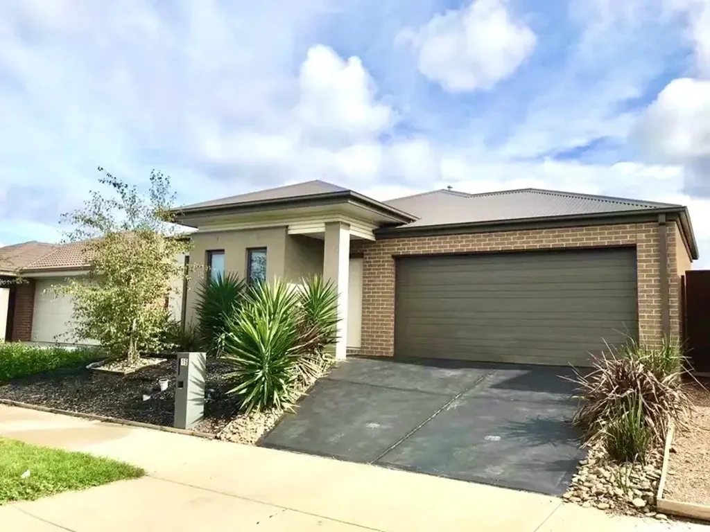 Comfy and Spacious Family Residence in Featherbrook