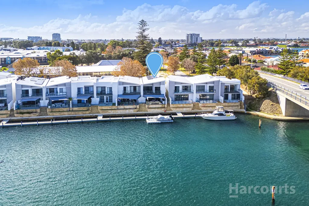 Halls Head 3房  Luxurious Canal Lifestyle with Entertainment on Your Doorstep!