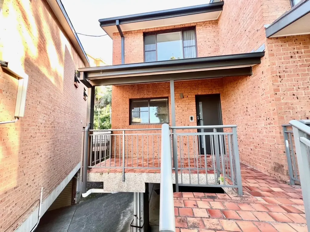 Townhouse with courtyard and 2 carspaces