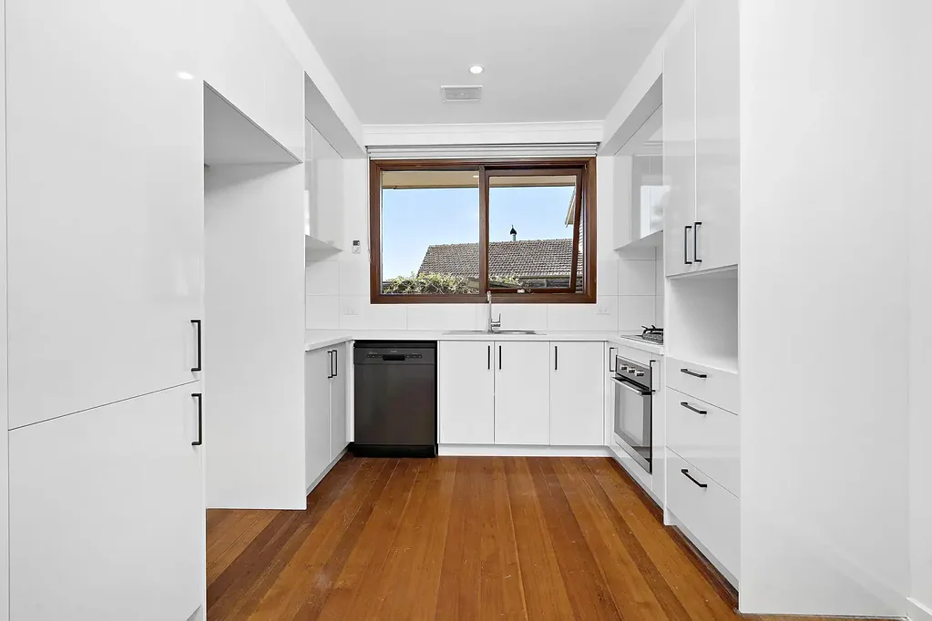 LOCATION PERFECT - LOW MAINTENANCE!