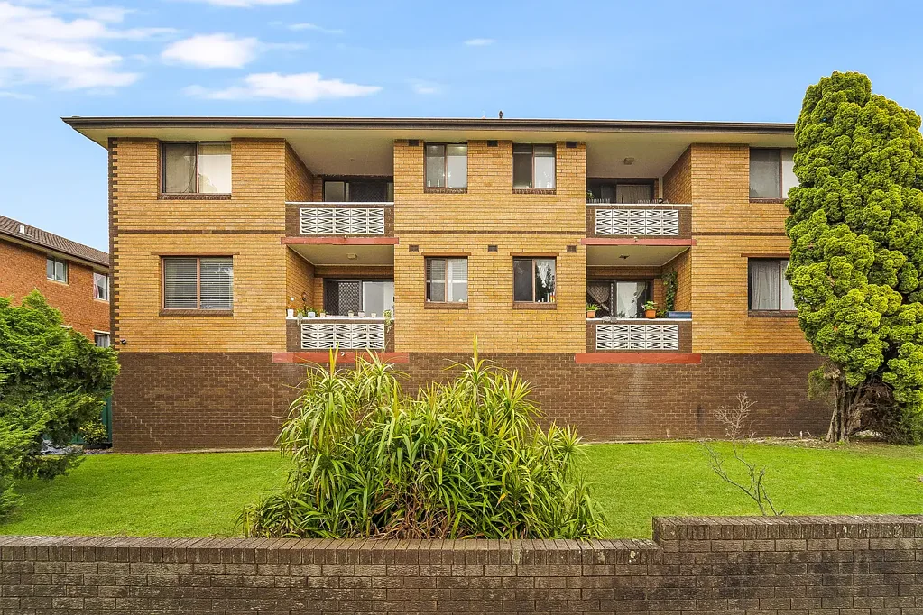 Exceptionally located top-floor apartment with dual north and south aspects
