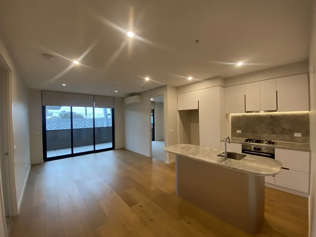 Stylish 2 Bedroom Apartment-Very close to train.