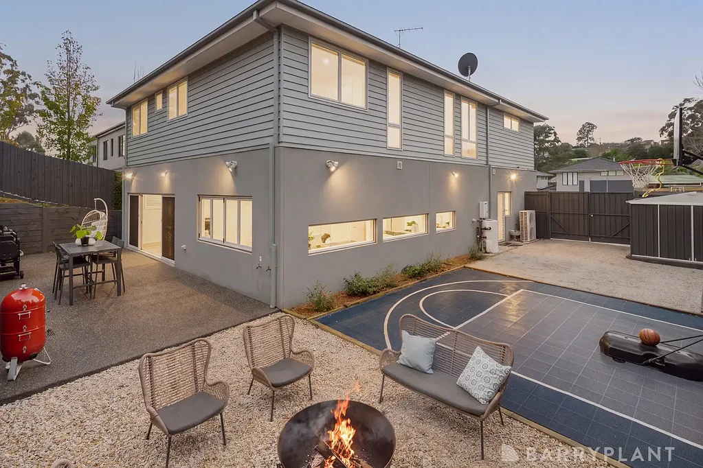 Chirnside Park 5房 庭院位置优越 宽敞家庭住宅 优质装修精良 室内外生活便捷 双车道停车位 自然光线充足 开放式起居用餐 现代厨房设计 室外娱乐空间大 楼上四卧套房 主卧步入式衣帽 多功能储藏空间 太阳能系统高效 双层玻璃窗降噪 专业Wi-Fi覆盖 双车库带充电器 Luxury lifestyle design in Cloverlea Estate.