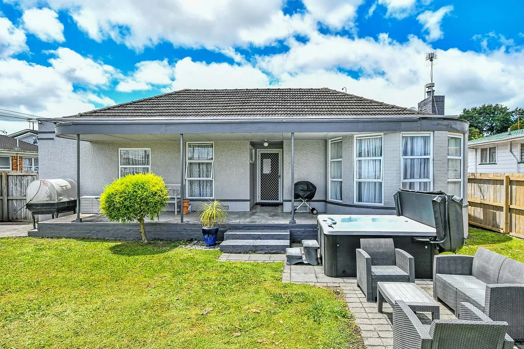 Papakura 3房  Solid Concrete - Full Of Character - Amazing Value!