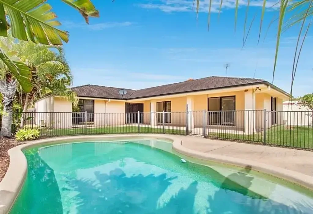 Helensvale 4房  A Rare Helensvale Offering in a Blue-Chip Location!