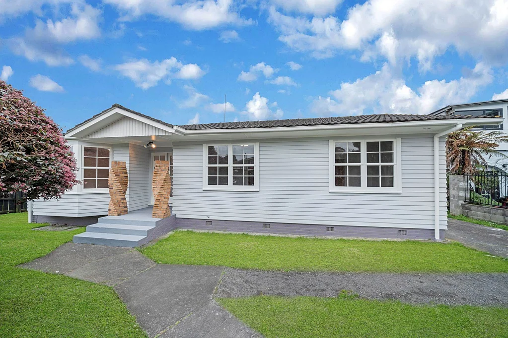 Manurewa 3कमरा Renovated Home on 612m² - Packed with Potential!