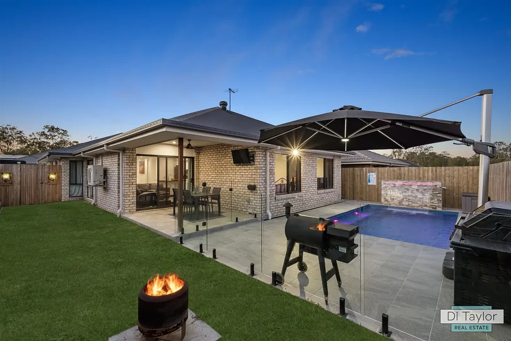 Flagstone 4ਬੈੱਡਰੂਮ NEW LISTING! Quality, Space & Poolside Living