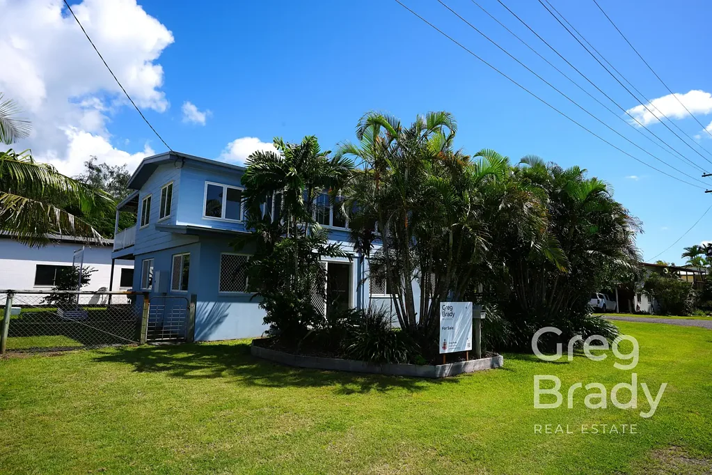 Sarina Beach 5 Bedroom Beachside Living with Space for the Whole Family!