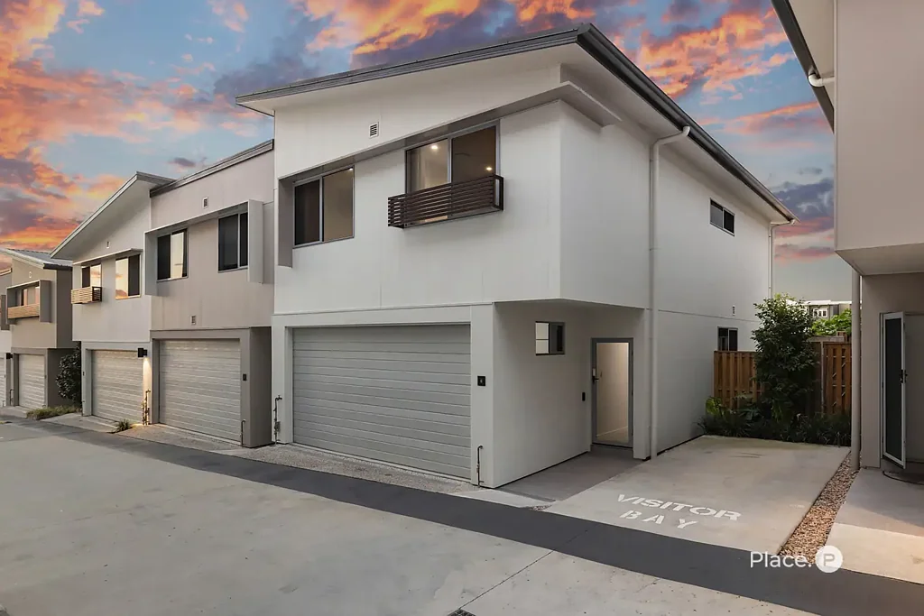Rochedale 4chambre Modern four-bedroom townhome with spacious proportions