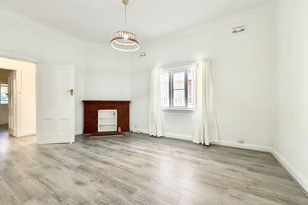 Charming family home moments from Flemington Station. Freshly painted and new floorboard