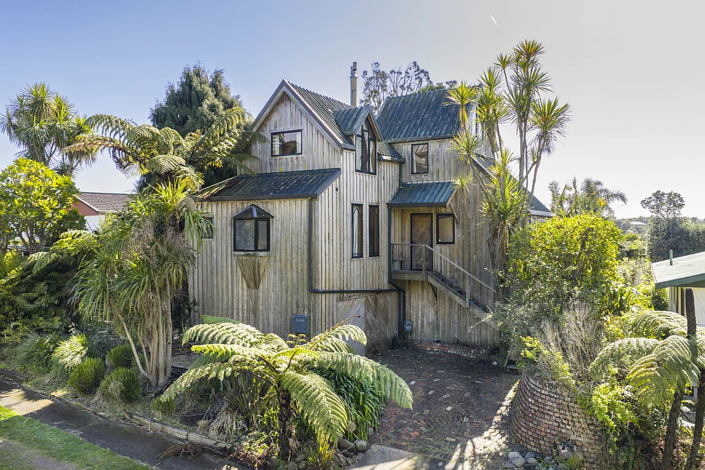 Merrilands 3房  Charming Home with Space, Privacy & Views