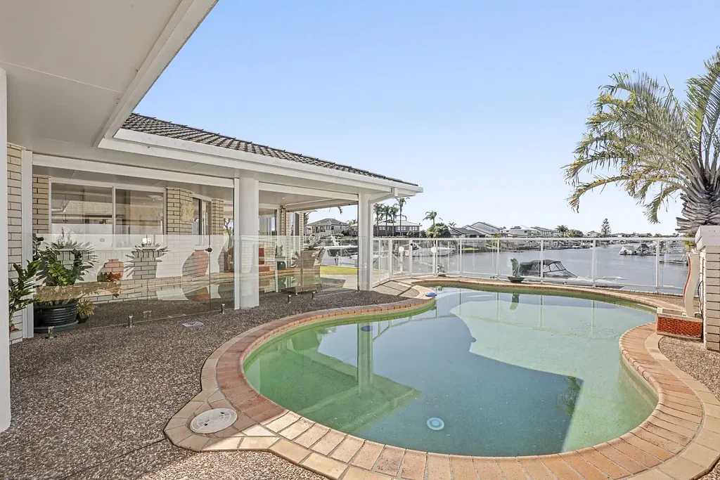 Runaway Bay 4બેડરૂમ Spectacular Long Water Views - Substantial Single-Level Waterfront Home