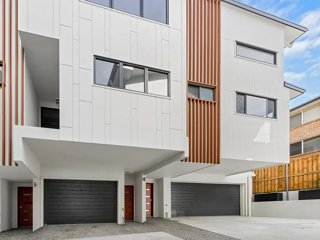 MODERN TOWNHOUSE WITH PRIVATE COURTYARD!