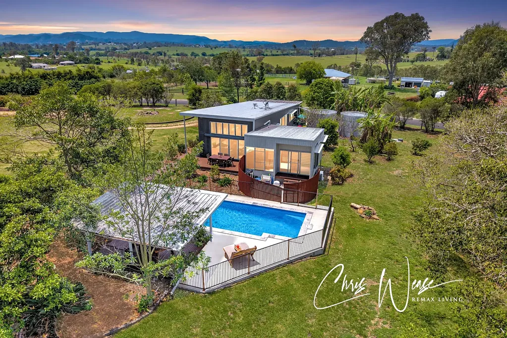 Woolmar 3房 Kilcoy绝美acreage 建筑师设计住宅 3.25-acre地块 被动式太阳能设计 宽敞开放式空间 私密套房步入式衣帽间 地下游泳池永久农业花园 三车位车棚户外娱乐凉亭 ARCHITECTURAL ECO RETREAT ON 3.25 ACRES WITH POOL