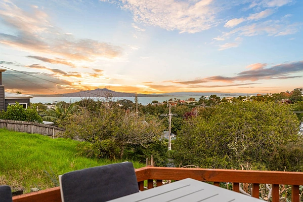 33 Peter Terrace, Castor Bay, North Shore City