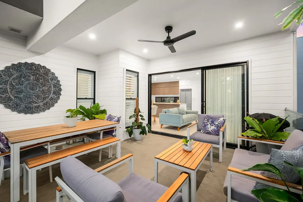 Mount Gravatt East 3ห้องนอน MANSFIELD CATCHMENT - FREESTANDING TRI LEVEL LIVING WITH PRIVATE COURTYARD
