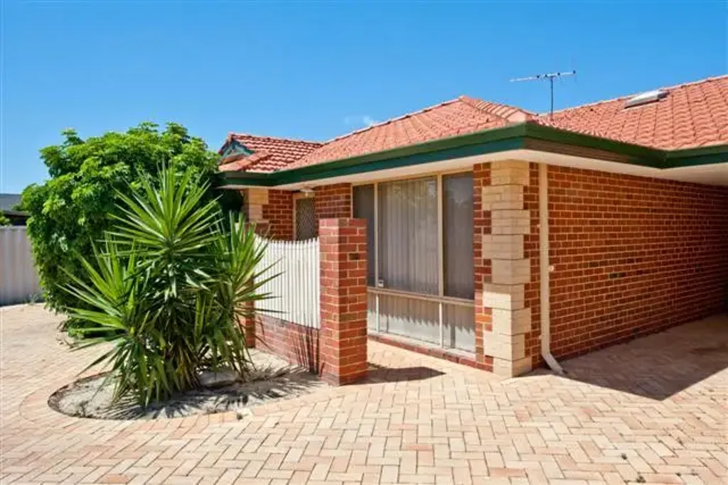 FRESHLY PAINTED, BRIGHT & WELL MAINTAINED UNIT!