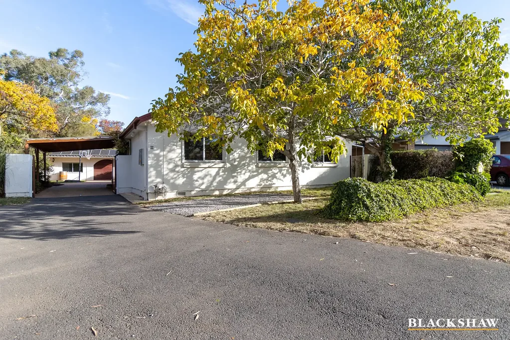 Narrabundah 4房  Central Family Home with Self-Contained Studio