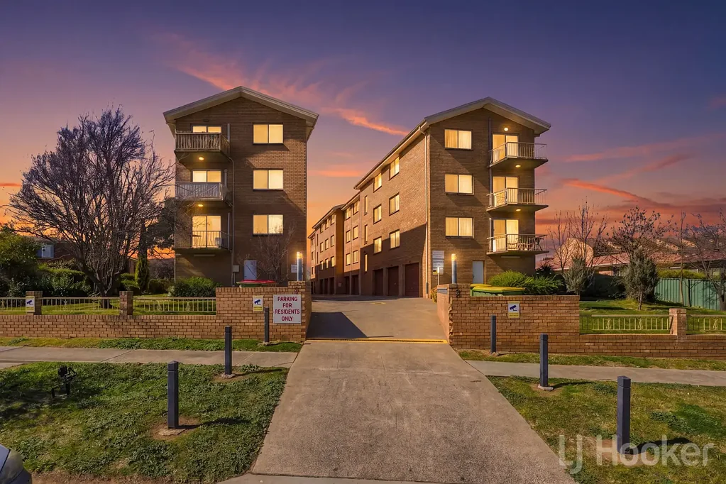 Crestwood 2कमरा Comfortable Living, Conveniently Complete with a Secure Allocated Garage