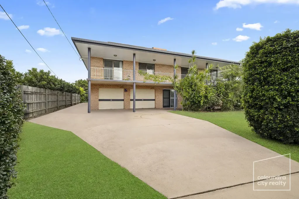Golden Beach 3Moenga Dual Living Flexibility & A Dream Coastal Setting…