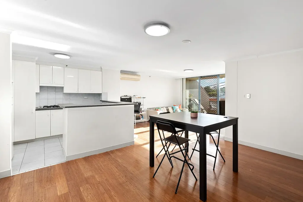 West Ryde 2غرفة نوم Modern apartment | Ultra-convenient locale | Heart of the West Ryde | Elevated position | A HUGE 23sqm garage & storage