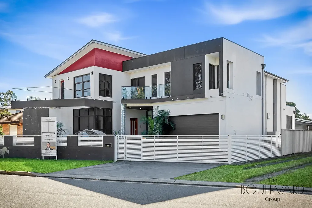 Moorebank 8房 935平方米的土地，横跨两个独立地块！ 935sqm holding across two separate lots!