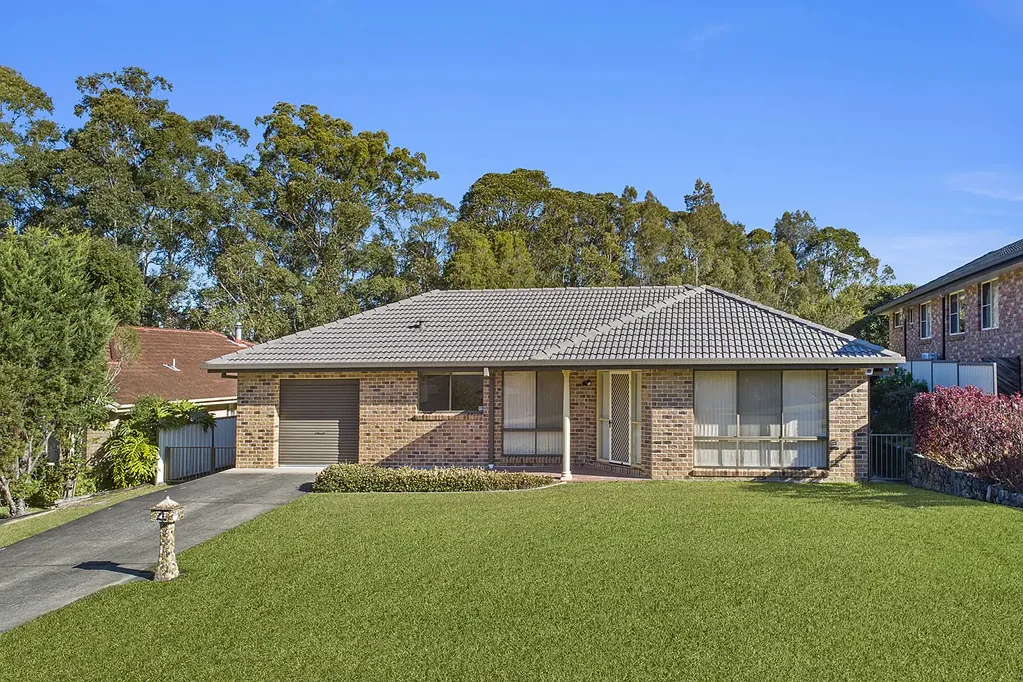 Boambee East 2ਬੈੱਡਰੂਮ Reasonably flat, large block with side access to the rear yard.