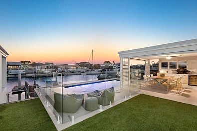 Paradise Point 4 Slaapkamer Renovated Bridge Free Home - 18.1m Frontage - Desirable Coastal Location