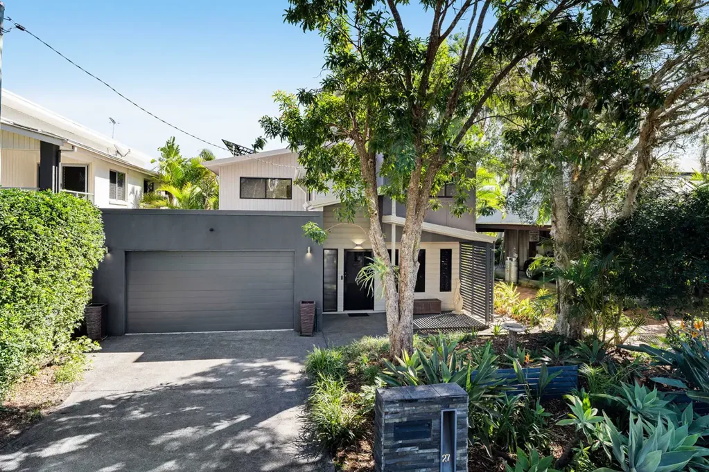 Thorneside 4 Bedroom Is this the tree house? Or the sea house… better yet it’s BOTH!