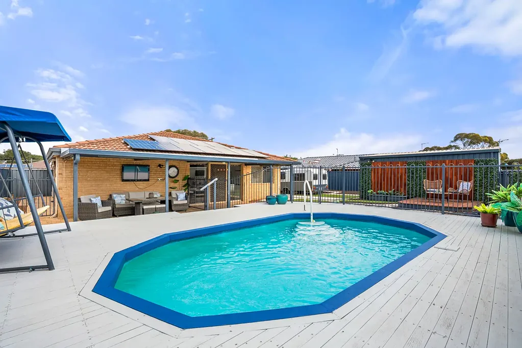 Cooloongup 3Kwarto Spacious coastal living with pool, powered workshop and side access.
