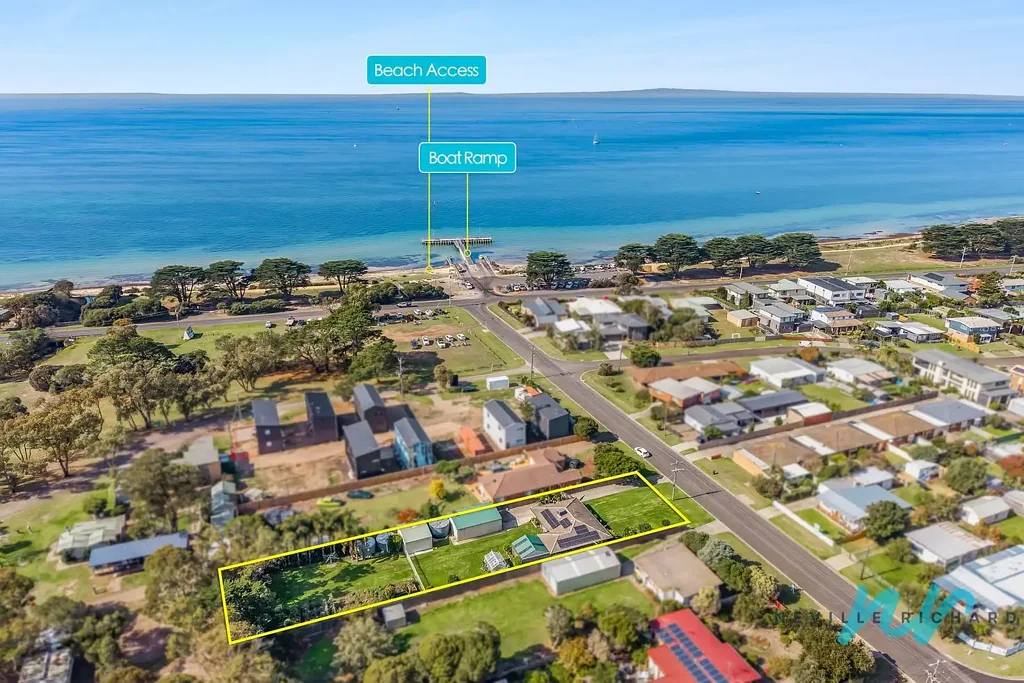 St Leonards 2 Slaapkamer Solid Brick Home on a 1,624sqm block & only 170m's to the Boat Ramp!