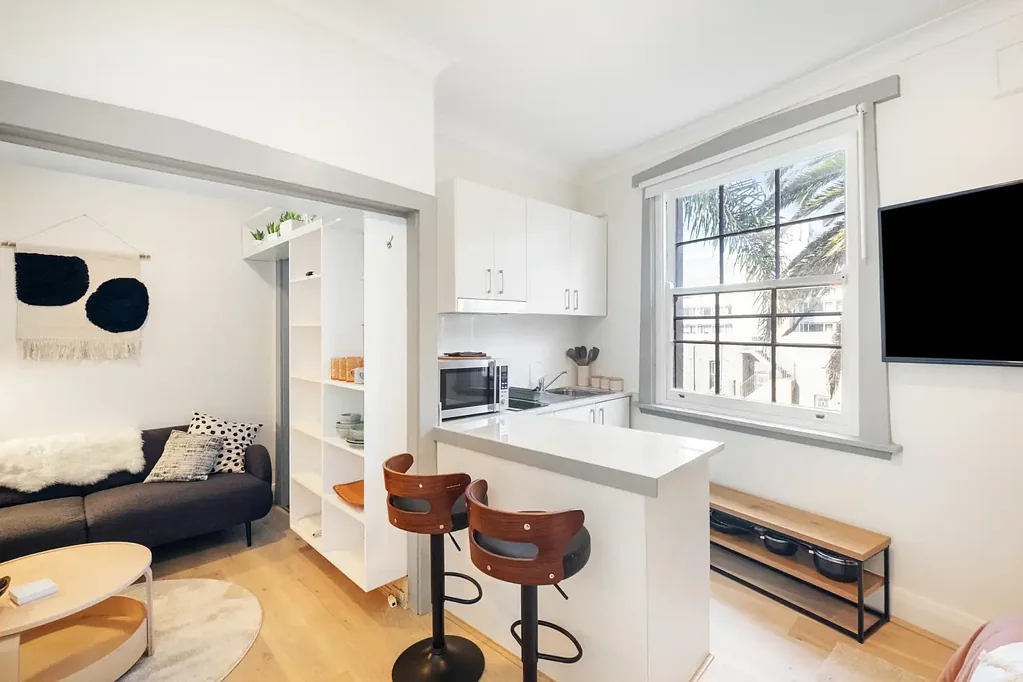 Potts Point TOP FLOOR COZY and perfectly situated furnished apartment