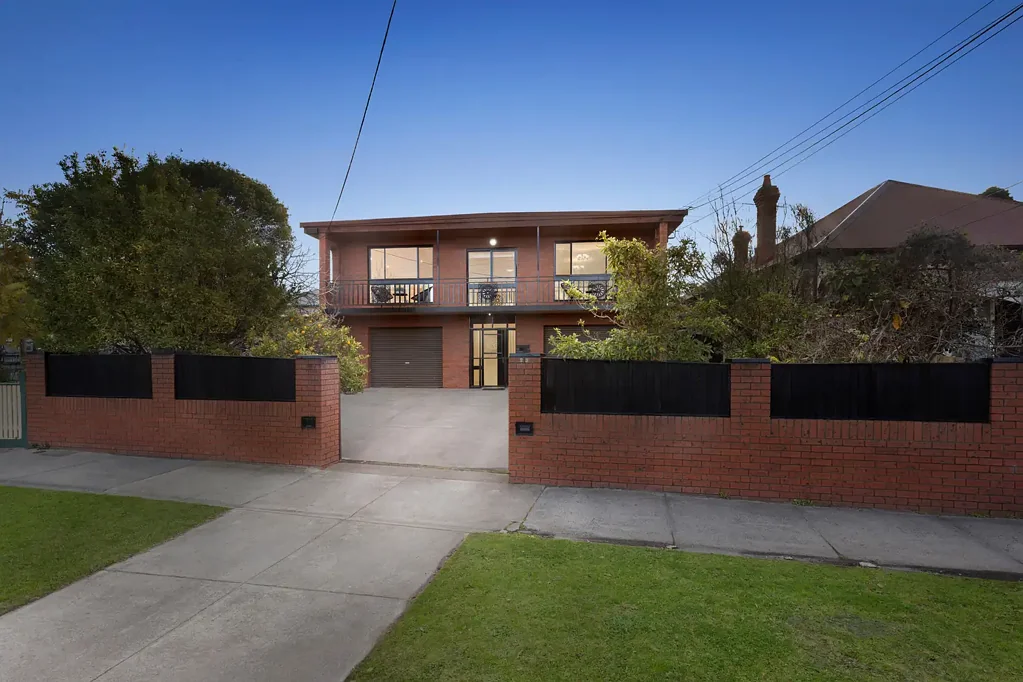Oakleigh 8房 尊贵街道 638平土地 8卧3卫 双厨房设计 宽敞后花园 便捷交通 顶级学区 A Grand Statement in Space, Comfort & Family Functionality!