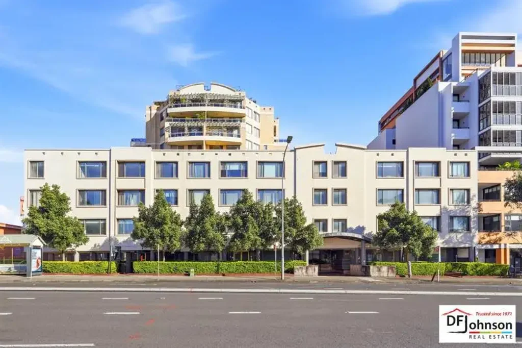 Hornsby 2房 东北朝向阳台 开放式起居 两卧带套间 安全门禁社区 游泳池健身房 学区房便利 CONVENIENCE AT ITS BEST
