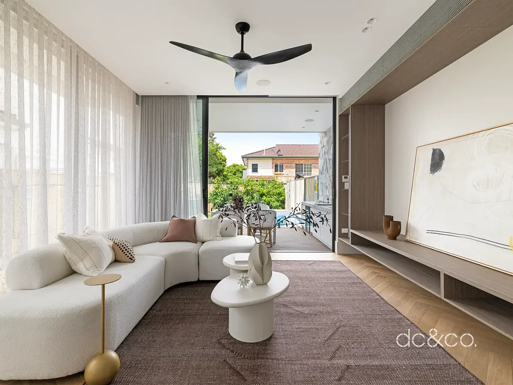 Abbotsford 4房 Abbotsford水岸社区 380平米地块 建筑设计独特 高端石材木材 定制工艺 尖端技术 落地玻璃窗 Calacatta Vagli大理石厨房 阳光露台 主人套房泳池 全集成自动化系统 Waterside luxury reimagined in Abbotsford's exclusive enclave