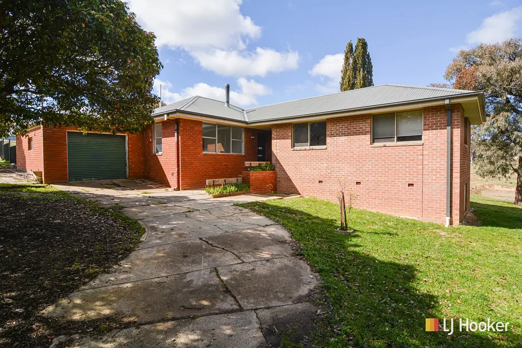 FAMILY HOME & A RURAL OUTLOOK