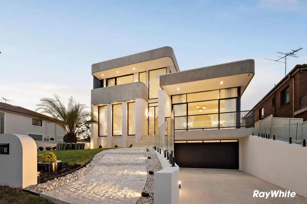 Ryde 5Kwarto Architectural residence with Sydney City views, pool and full basement