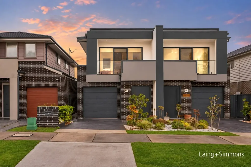 Caddens 4Kwarto Industrial-inspired, near-new residence backing onto natural parkland