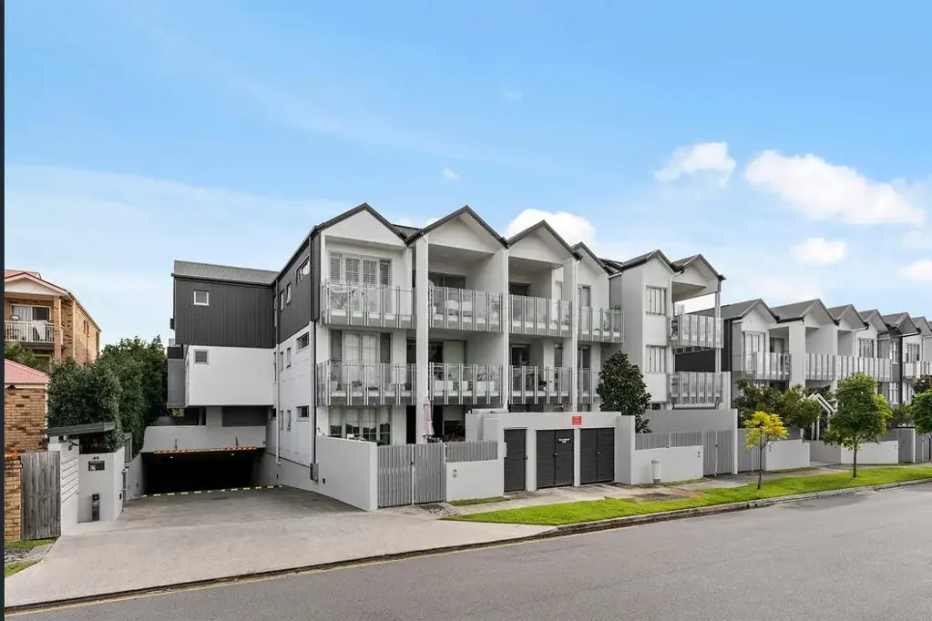 Modern & Stylish Furnished Apartment in the Heart of Coorparoo