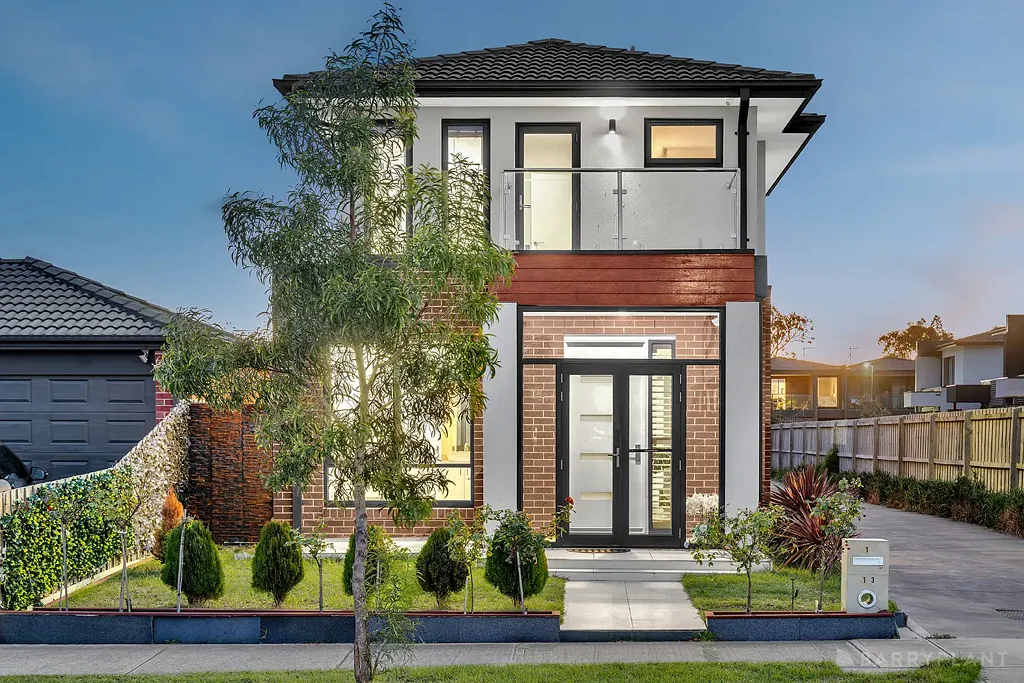 Keysborough 4બેડરૂમ PRIME POSITION WITH LAKE VIEWS