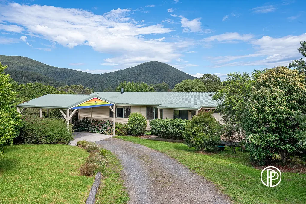 Warburton 3ห้องนอน AS RARE AS THEY COME – CHARACTER FAMILY HOME ON ALMOST AN ACRE WITH DUAL ROAD FRONTAGE
ENTRANCE VIA WEBB STREET