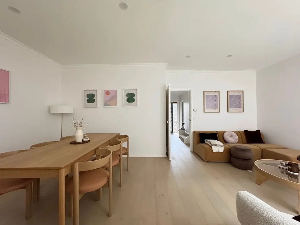 Kensington 2chambre Generously proportioned turnkey townhouse with two living zones and two-car parking