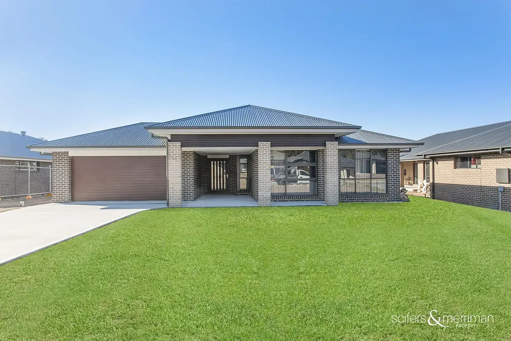 LARGE FAMILY HOME IN THE BOWER ESTATE