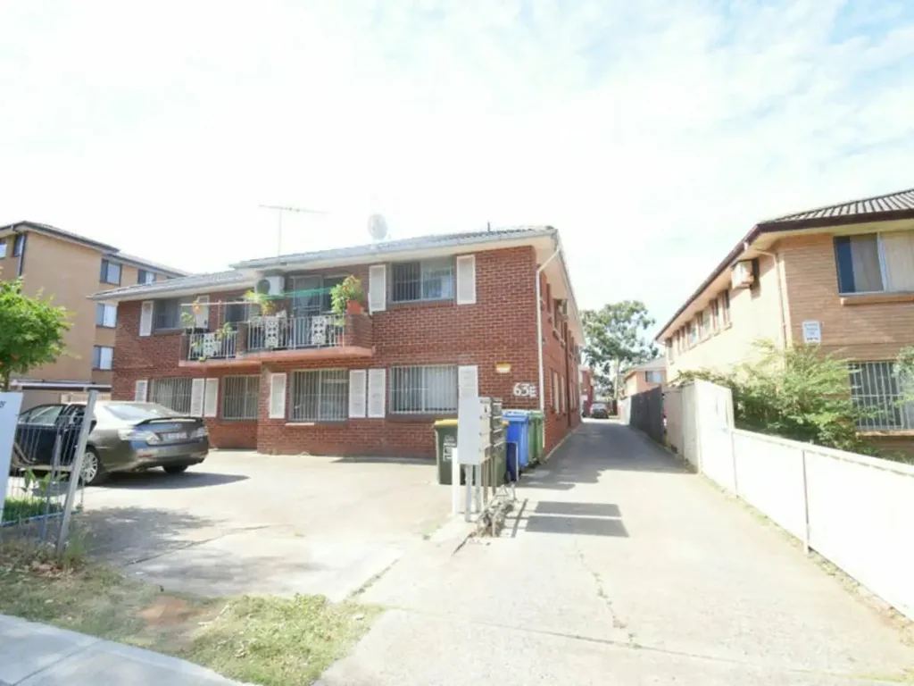 Convenient Ground Floor Unit in Prime LocationGood location