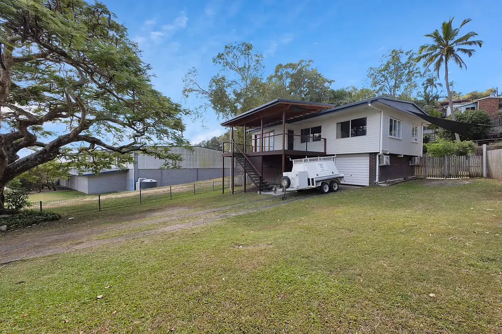 North Mackay 3房  Stylish Updates, Expansive Backyard, Endless Potential