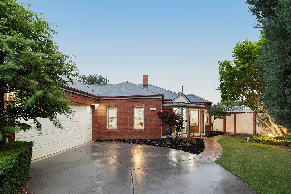 Werribee 4 Slaapkamer Character, Charm and Family Comfort in Werribee's Coveted South Side