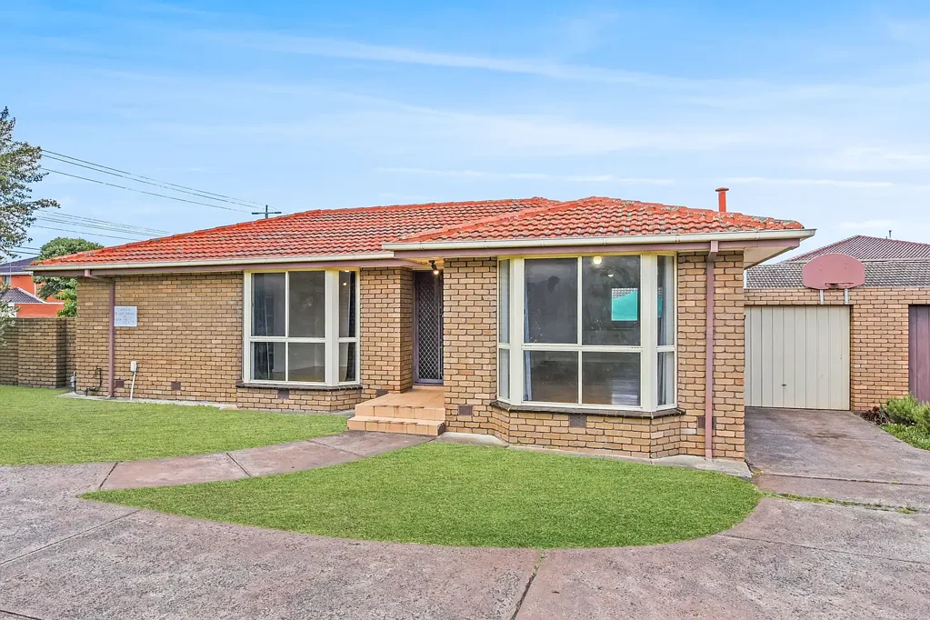 800 Meters from Springvale Central!