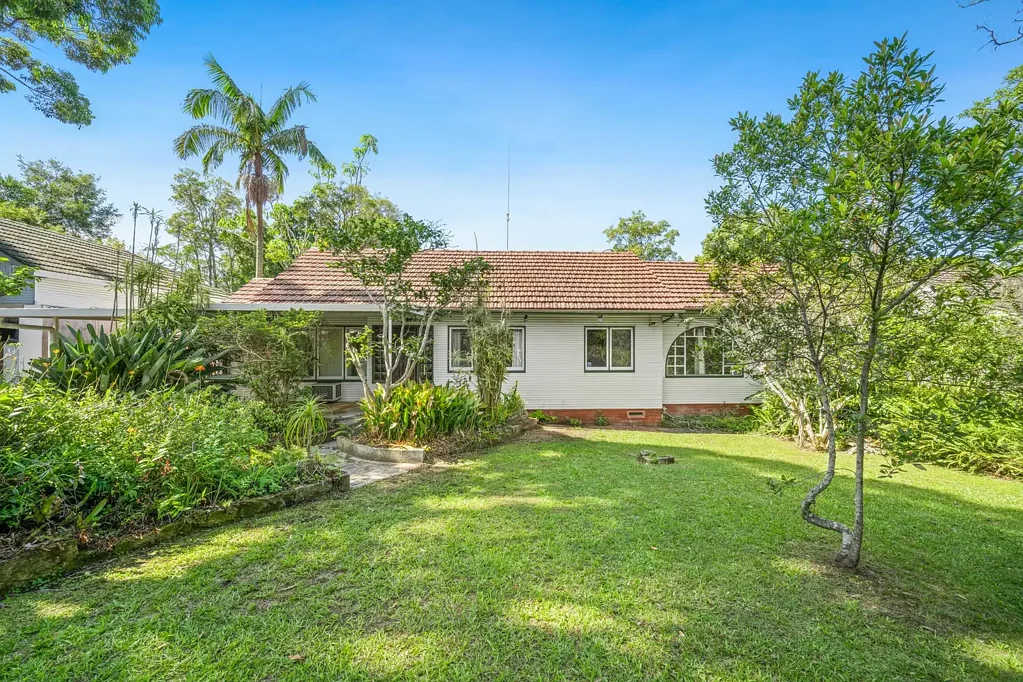 SPACIOUS FAMILY LIVING - EXPANSIVE BACKYARD!