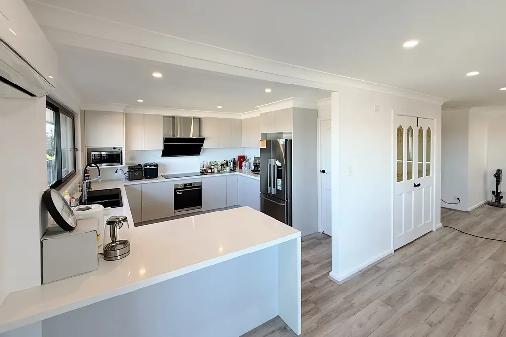 Grand Family Home with Breathtaking Views & Timberfloor throughout & Private garden and pool